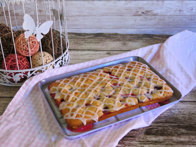 BROWNIE DE CHOCOLATE BLANCO CON FRUTOS ROJOS