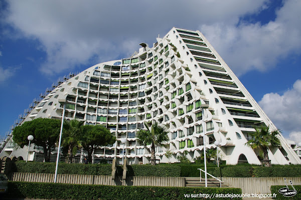 La Grande Motte - Ensemble d'Immeubles du port  Architectes / Maîtres d'œuvre: Jean Balladur - Jean-Bernard Tostivint  Construction - 1968/1974