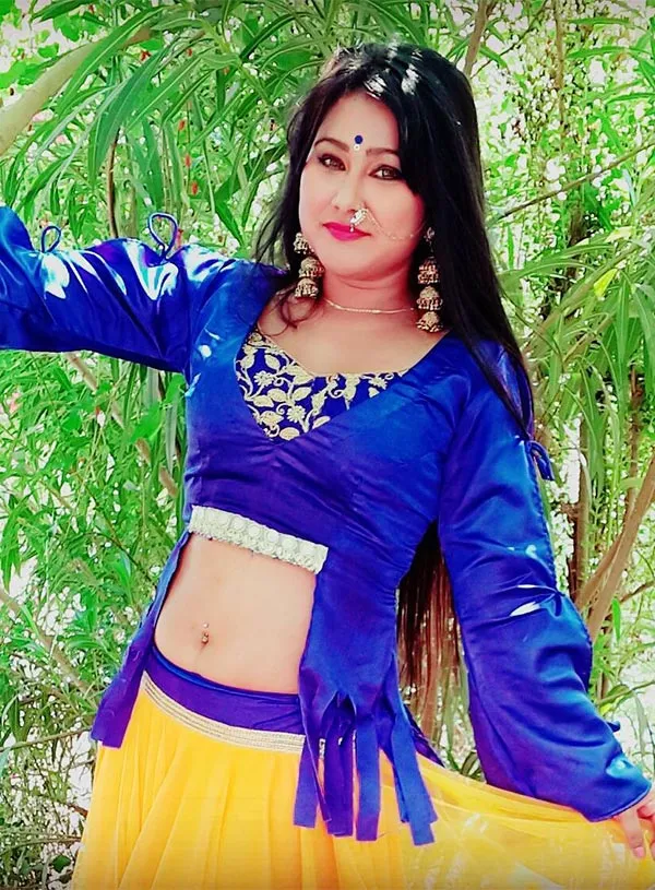 Priyanka Pandit navel hot bhojpuri actress