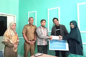 Ketua IKA SMAN 6 Wajo Elfrianto Serahkan Beasiswa Pendidikan Kepada Alumnus Tahfidz 30 Juz