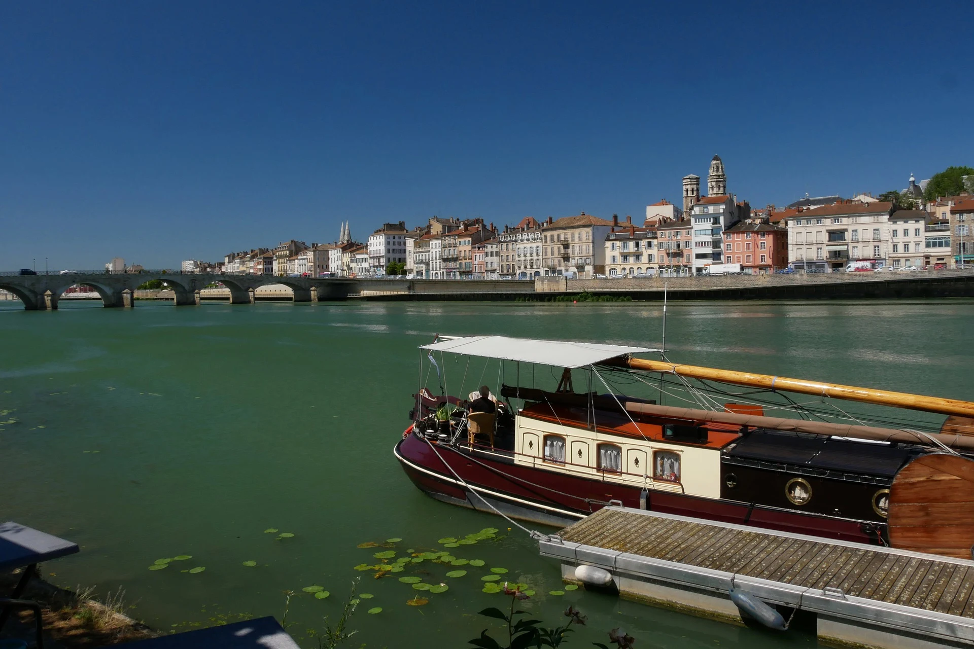 Bateaux sur Mâcon au nord de Lyon