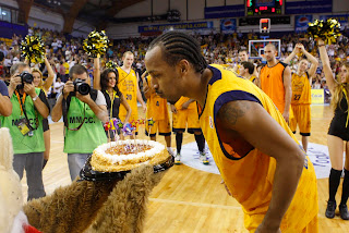 ACB PHOTO - Norris sopla la tarta para conmemorar sus 150 partidos en ACB con la camiseta amarilla