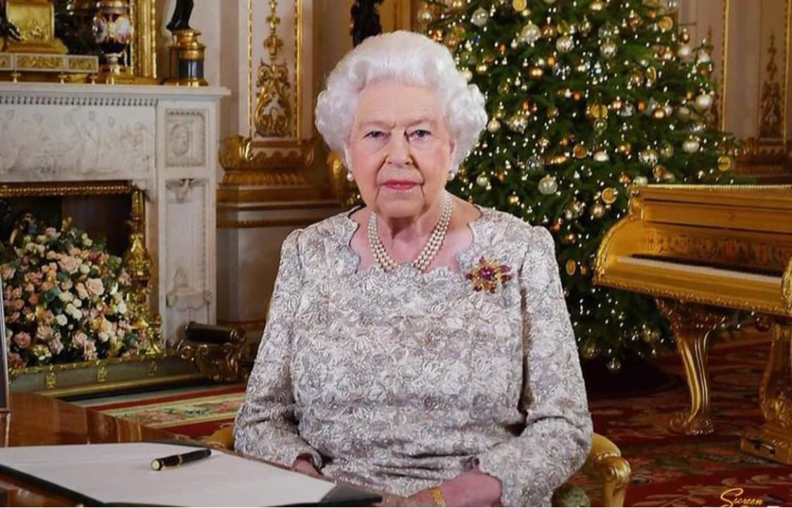 الملكة إليزابيث هي الشخص الوحيد في العالم الذي لا يحتاج إلى جواز أو تأشيرة للسفر إلى أي مكان في العالم