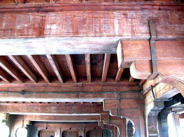 Carved teak arches in Shaniwarwada Fort