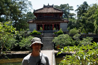 Jardines de palacio imperial en Hue, Vietnam.