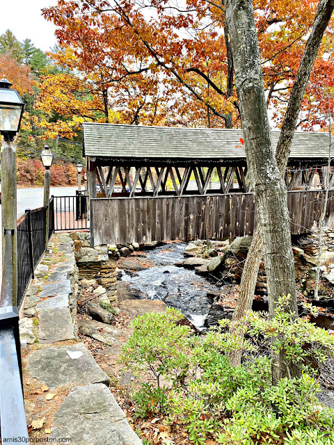 Puente Cubierto del 1761 Old Mill en Westminster, Massachusetts