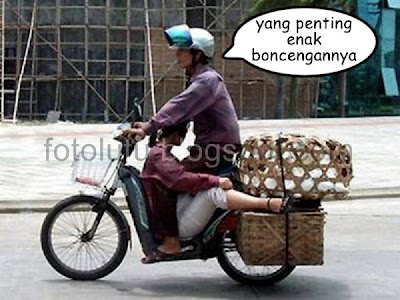 foto lucu boncengan dengan posisi tak senonoh