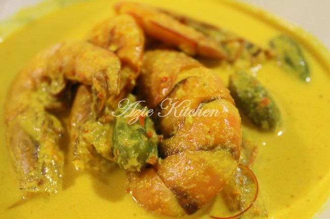 Udang Masak Lemak Dengan Belimbing Buluh - Azie Kitchen