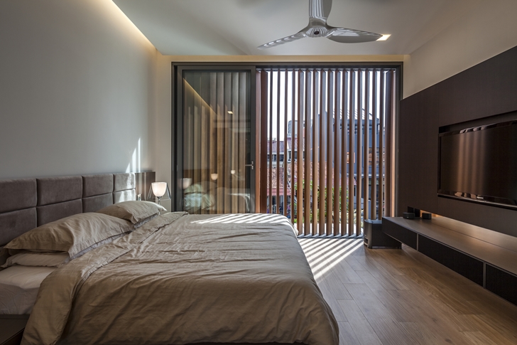 Master bedroom in Modern House by Wallflower Architecture + Design