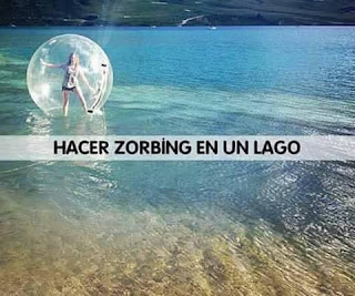 Hacer zorbing en un lago