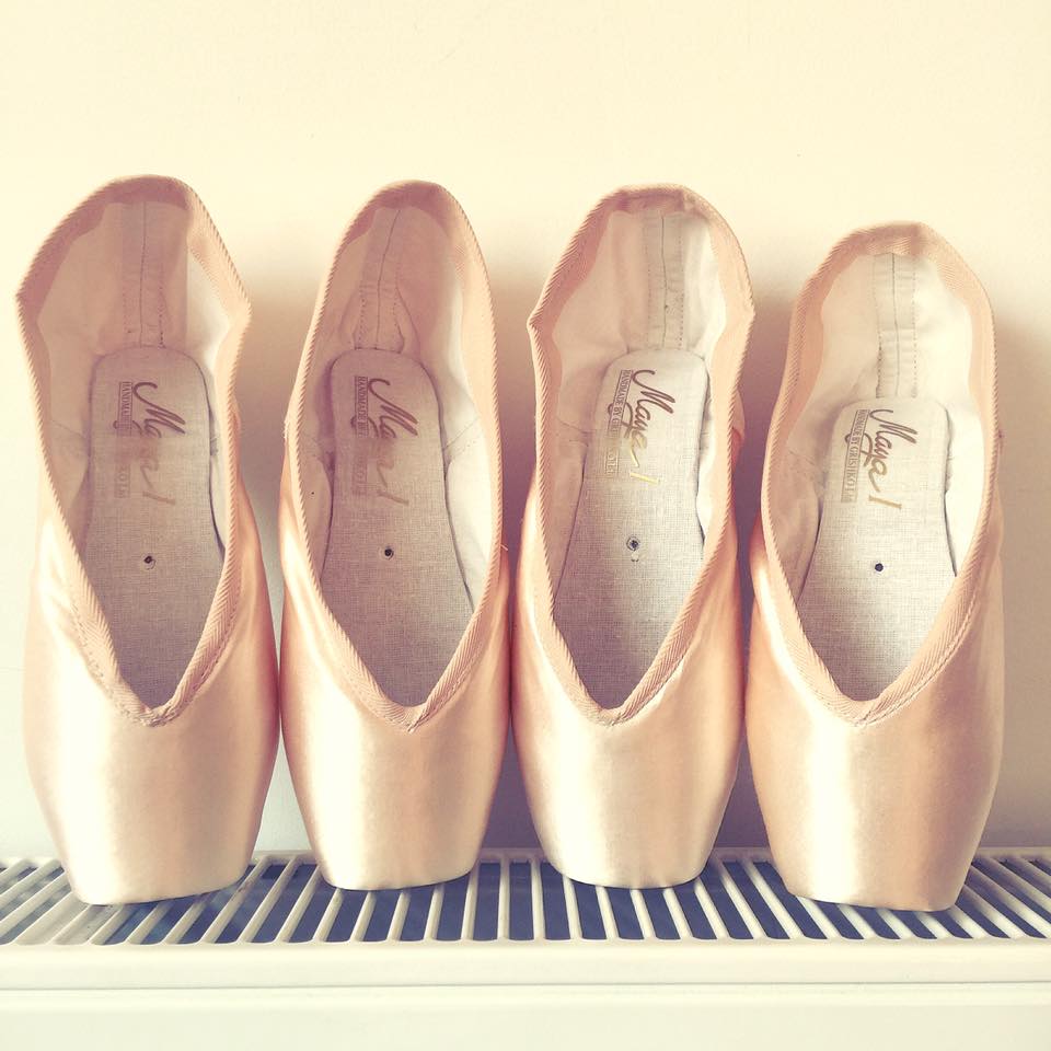 Mundo Bailarinístico - Blog de Ballet: Do que é feita a sapatilha de uma  bailarina?