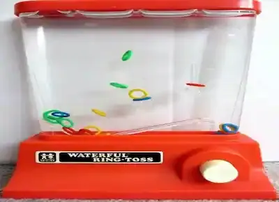 من ألعاب الأطفال القديمة زمان: إدخال الحلقات الملونة العائمة داخل العمود في مستودع مياه