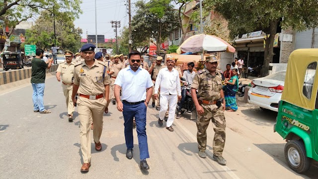  डीएम और एसपी ने पैदल गश्त कर खलीलाबाद के आमजनों को कराया सुरक्षा का अहसास