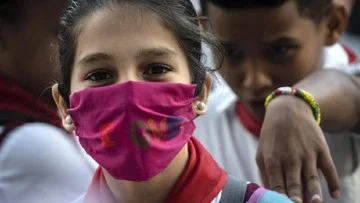 LINDUNGI DIRI DARI CORONA SAAT KELUAR RUMAH, WARGA PRABUMULIH WAJIB PAKAI MASKER