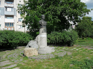 Золотоноша. Сквер. Памятник Д. П. Неверовскому