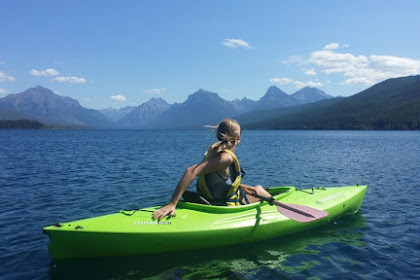 Gadis memandangi pegunungan dengan kayak hijaunya
