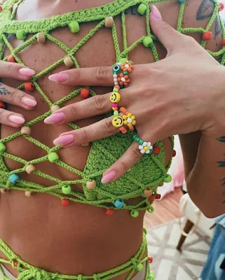 Se você está buscando uma forma única de brilhar neste carnaval, que tal apostar em looks feitos de crochê e explorar todo o potencial criativo desta técnica artesanal? Além de peças inteiramente confeccionadas em crochê, você pode inovar ainda mais incorporando apliques de crochê em outras roupas ou até mesmo nas próprias peças de crochê. Que tal adicionar um toque de personalidade com franjas, flores ou bordados?