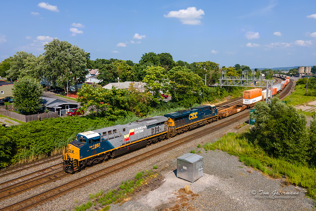 I007-28, led by CSXT 1982 and CSXT 877, is shoving east under the westbound absolute signal at CP-286.