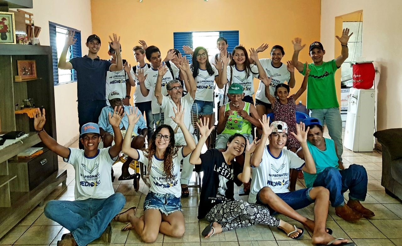 Professores levam alunos do curso Técnico em Redes do SECITEC para promover ação social e cidadania no Abrigo dos Idosos de Rosário Oeste.