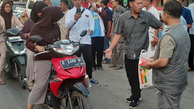 Berbagi Takjil Camat dan Kades Kecamatan Ligung 