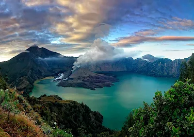 Gunung Rinjani yang terlihat dari Plawangan Senaru ketinggian 2641 meter dari permukaan laut