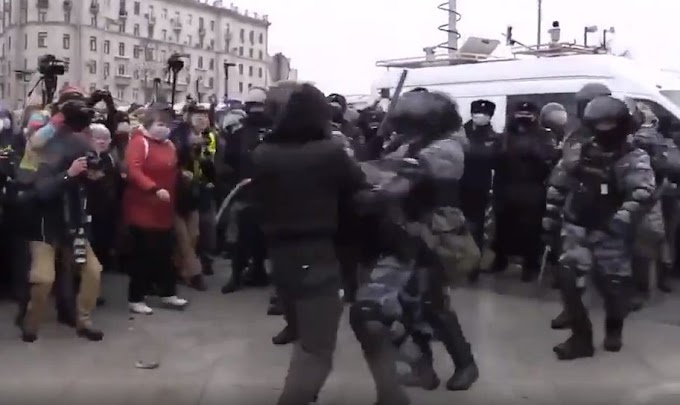 Goloruki Ruski demonstran se sam potukao sa 5 OMON Specijalaca (VIDEO)