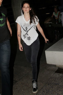 Kristen-stewart-at-lax-with-new-tattoo.jpg