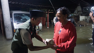 Peduli Banjir, PWNU Jateng Salurkan 100 Paket Sahur untuk Warga Tambakrejo