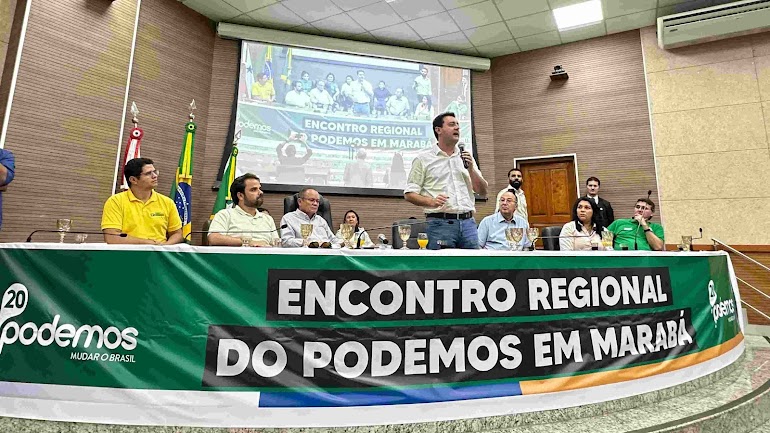 CLIMÃO: Toni Cunha evita cumprimentar seu vice em evento com Ratinho Jr. em Marabá e nem cita o nome de Tatagiba na mesa de honra