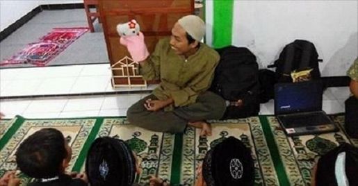 SUBHANALLOH !!! Lulusan UGM Dengan IPK Tertinggi Ini Rupanya Seorang Marbot Masjid!