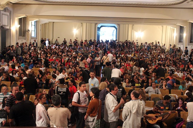 A greve da educação no Estado continua! Fotos da assembleia dos Professores dia 14 de agosto