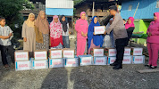 Bantuan Sosial Ketua Bhayangkari Daerah Sulsel untuk Korban Banjir Disalurkan Kapolsek Pancarijang Sidrap
