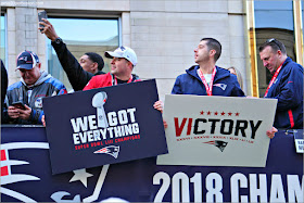 Pancartas en el Desfile de los Patriots por la Celebración de la Super Bowl LIII