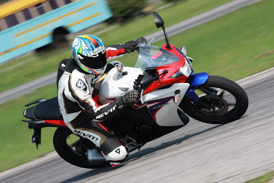 2011 Honda CBR150R Action