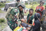 Tak Perlu Paksa, Warga Dambed Rela Antre demi Pelayanan Satgas TNI