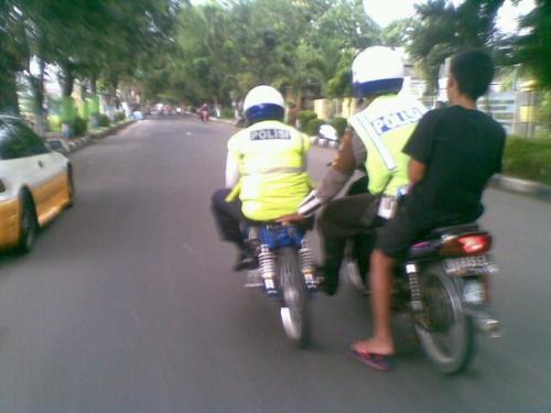 Foto Gokil Pengendara Sepeda Motor Di Indonesia