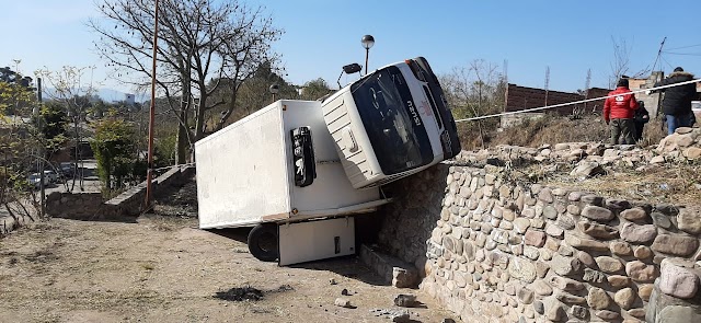 Camión frigorífico termino volcando en Barrio Alto Palpalá 