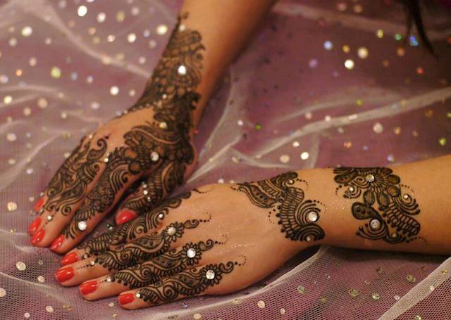 New and Gorgeous Glitter Mehndi Designs Wallpapers Free Download