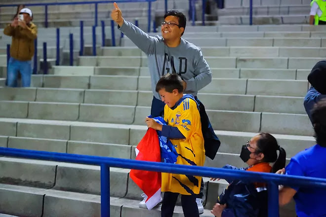 ¡Enorme gesto de André-Pierre Gignac! Le regala su playera a un niño, que llora de emoción