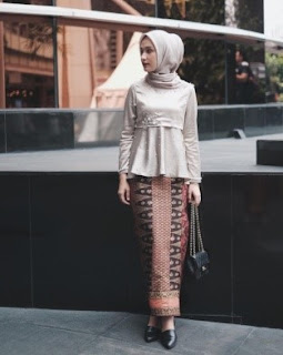 kombinasi kebaya peplum dengan batik