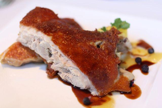 Cochinillo ibérico confitado con puré de piña y grosellas en el Restaurante El Puerto en Gijon