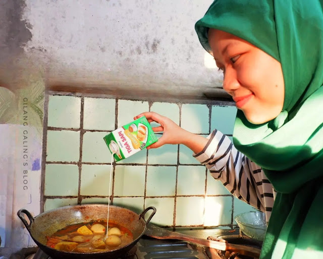 Proses memasak tahu telur bumbu rujak