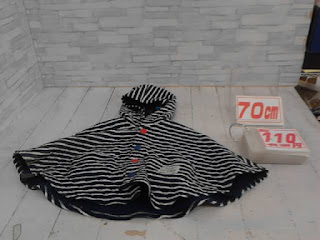 中古品　子供服　70㎝　ホワイト×ブラック　ボーダー　ポンチョ　１１０円