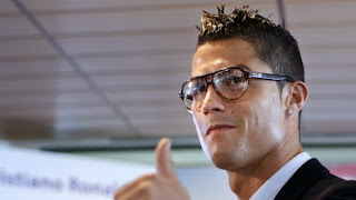 Cristiano Ronaldo es un icono de moda como muestra con el uso de estas gafas