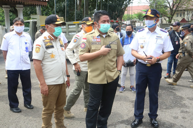 Tinjau Check point, Herman Deru Pastikan Pelanggaran PSBB Turun