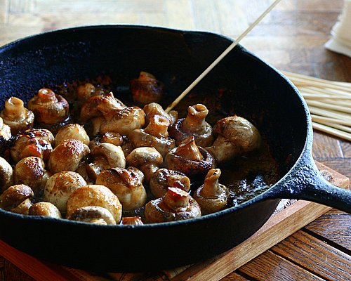 Easy Easy Grilled Mushroom Appetizer ♥ KitchenParade.com, just two ingredients and a few minutes on the grill. A total crowd pleaser! Easy clean-up too. Low Carb. Low Cal.