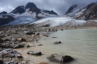 Glacier Lac glaciaire au pied du glacier