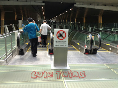 menuju loket MRT Bandara Changi Singapura