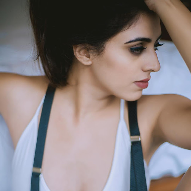 Sizzling Sensation: Bollywood Star Nisha Solanki's Stunning Photoshoot Snaps!