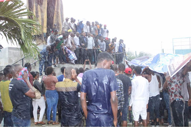 Crowd Defy Rain for Sowore?s #TakeItBack Movement